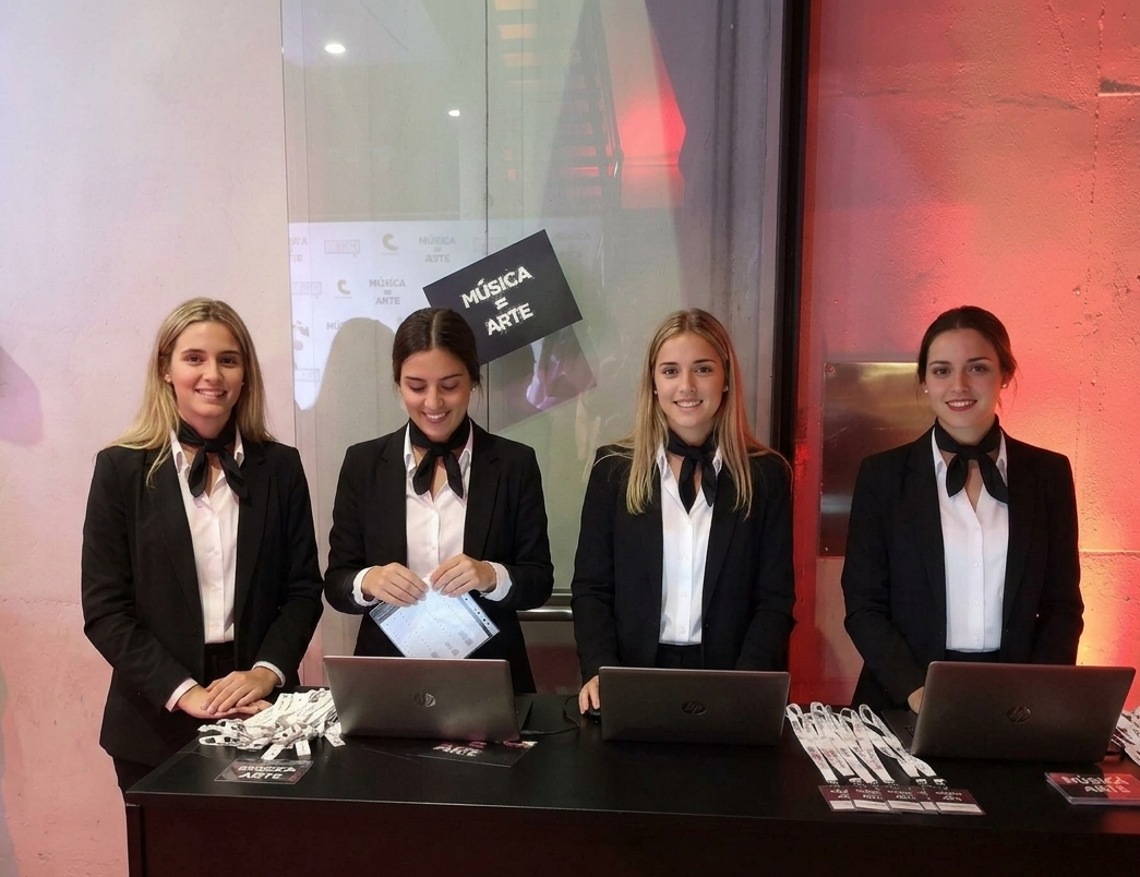 Operadora de acreditación realizando el check-in de un asistente en un desk IOX